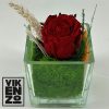 Rosa preservada roja en recipiente cuadrado de cristal